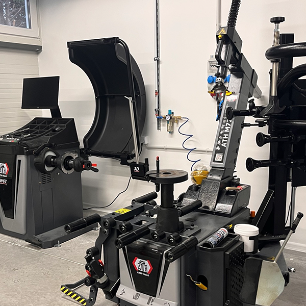 Gumiabroncs szerelés (személy és kisteher mérettől függetlenül), gumiabroncs javítás